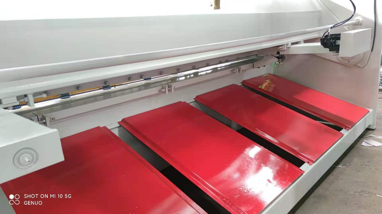 Máy cắt thủy lực Qc11k và máy cắt máy cắt để cắt kim loại tấm